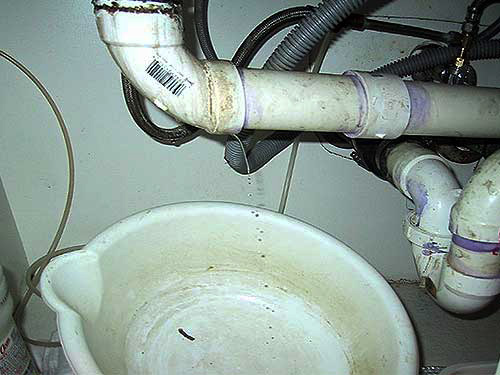 Ремонт канализационных труб: устранение течи и заделывание трещин