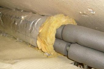 How to insulate heating pipes on the street or attic: an overview of available methods
