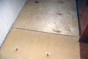 How to lay laminate flooring on a wooden floor with your own hands?