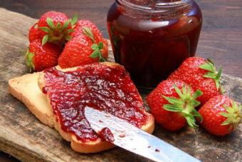 Strawberry jam “Five Minute” for the winter