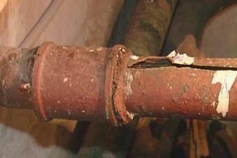 Water pipes are humming: possible causes of the sounds
